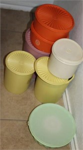 SELECTION OF TUPPERWARE WITH LIDS