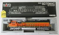 Kato BNSF Heritage II SD-70 MAC Loco 37-6403