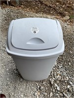 13 gallon trashcan and lid. White.
