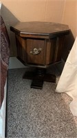Set of 2 wooden end tables