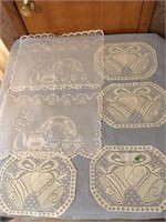 4 Doilies, 2 toppers