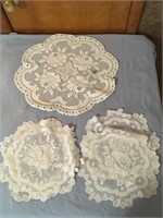 Table Topper& 4 Doilies