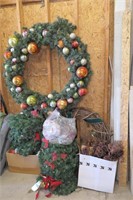 Large Wreath & Christmas Decorations