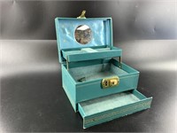 Small locking jewelry box, with key
