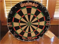 Winmau Blade 4 dartboard w/ scoreboard