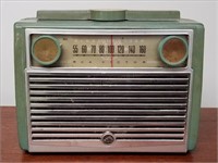 RCA Victor 7BX Globetrotter Portable Tube Radio