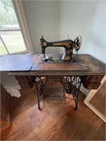 ANTIQUE SINGER SEWING MACHINE