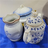 5 ASSORTED CERAMIC WARE - SOME DAMAGE