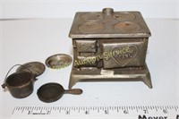 Pearl Cast Iron Stove w/4 plates, skillet & pot