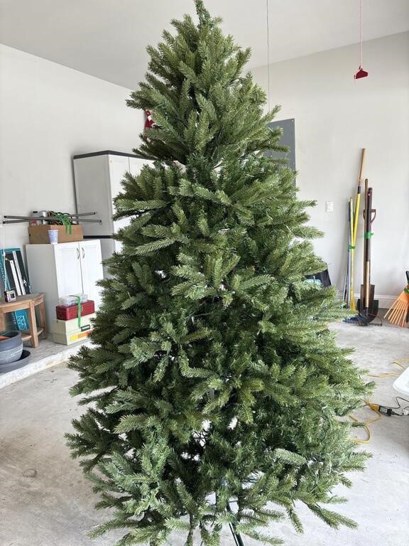 King of Christmas - Prelit 6 Foot Christmas tree