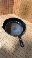 Cast-iron skillet no name with heat ring