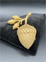 Vintage gold tone Acorn tree leaf brooch pin