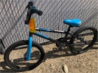 BLACK/BLUE DIAMONDBACK BMX, (AA14)