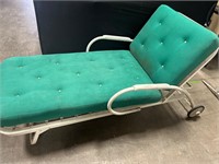 MID CENTURY METAL LOUNGE CHAIR W/ ORIGINAL CUSHION