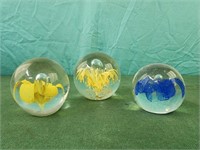 Paperweight Vtg Yellow Flowers and blue flower