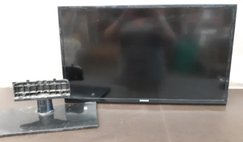 Samsung 32" Flat Screen TV w/ Wall Mount