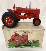 1/16 Farmall 300 Tractor with Box
