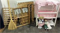 Mixed lot: porcelain dolls, baby bed, baby gate,