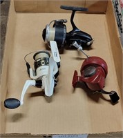 FLAT OF 3 FISHING REELS