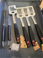 4 spatulas 1 set of tongs for barbeque (large)