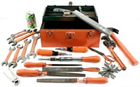 Coffre à outils bien rempli, clés, wrench, marteau