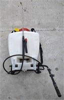 (C) Solo 425 4-Gallon Piston Backpack Sprayer