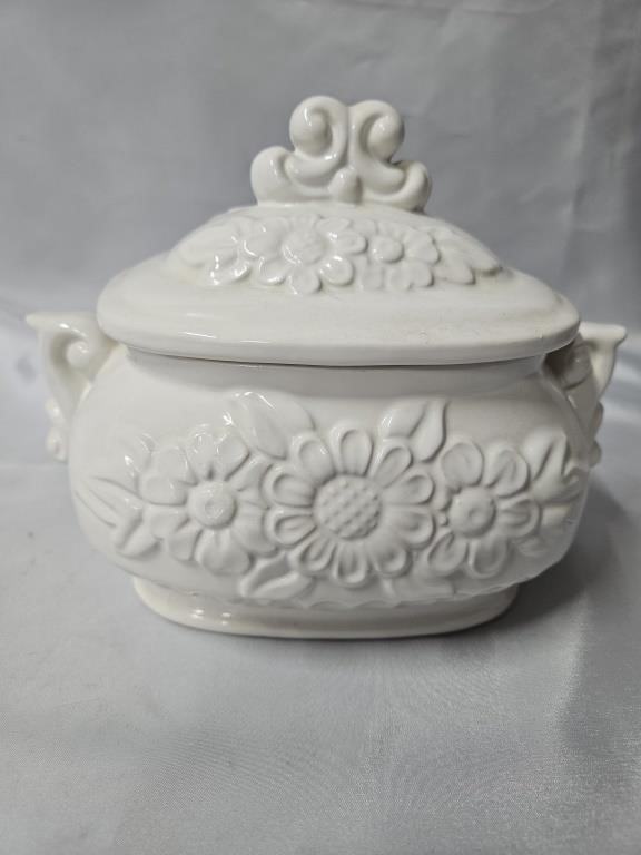 VINTAGE 50'S JAPAN WHITE SOUP/GRAVY TUREEN WITH