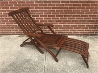 Folding wooden lounge chair