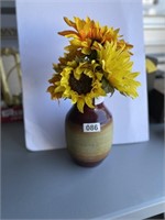 Heavy Vase w/Flowers U231