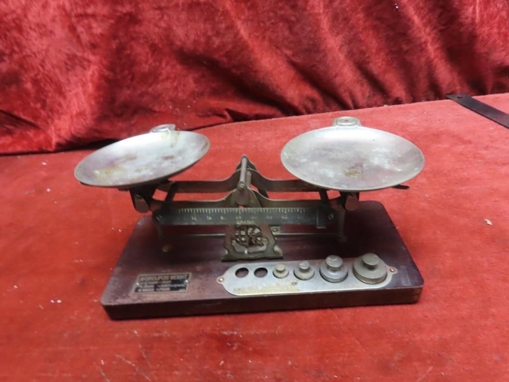 Old Avoirdupois weight scale. w/some weights.