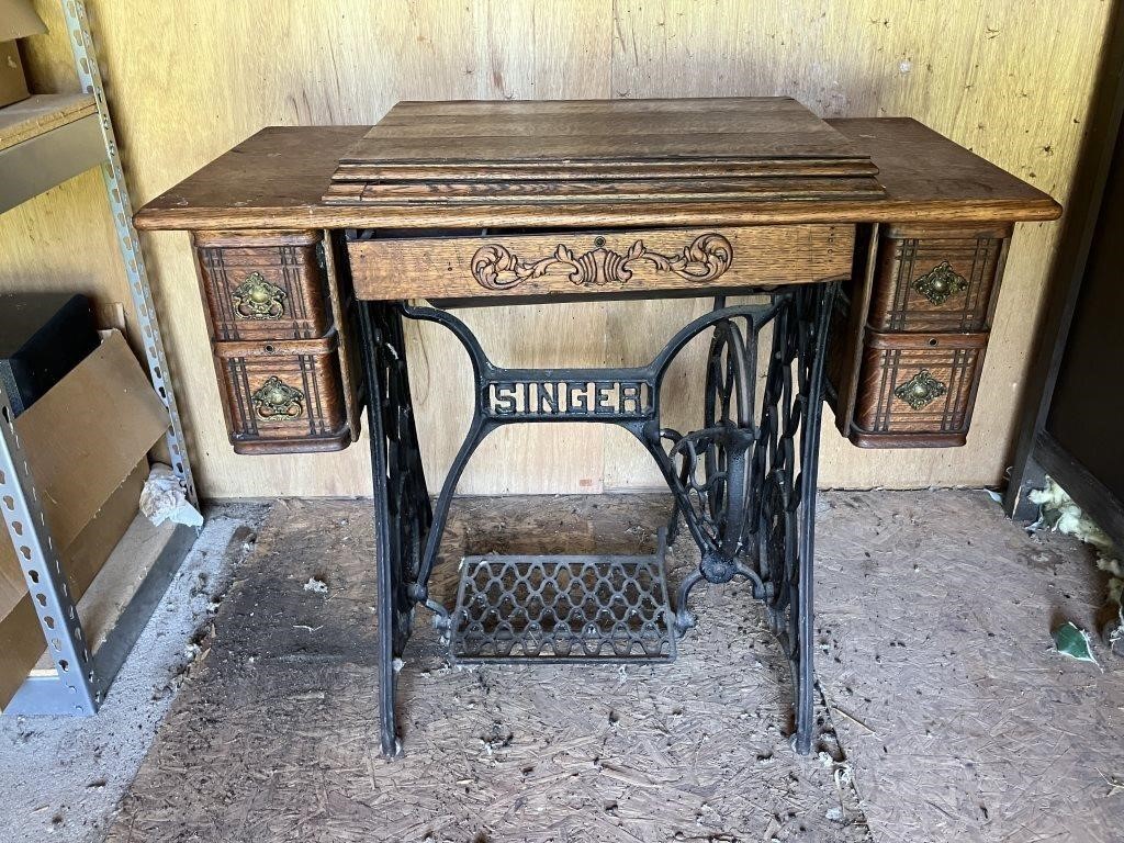 1904 Singer Sewing Machine w/Cabinet/Manual Belt