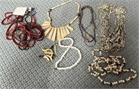 11 - MIXED LOT OF COSTUME JEWELRY NECKLACES (W65)