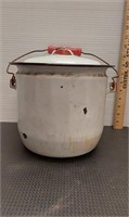 Vintage enamelware large metal chamber pot w/lid.