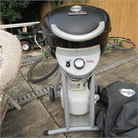 Char broil gas grill w/cover.