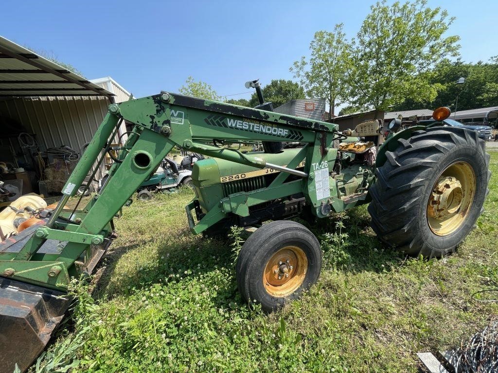 John Deere 2240 Tractor w/Westendorf TA-26