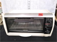 Black / Decker toaster oven  note needs cleaning