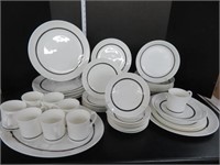 49 PIECES WEDGWOOD SUSIE COOPER 'CHARISMA' CHINA