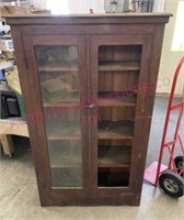 Antique 2-door oak bookcase (1 glass broken)