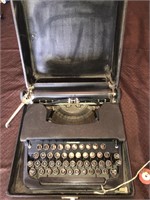 Antique 1930's Canadian CORONA Typewriter in Case