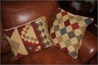 Lot of two sofa pillows