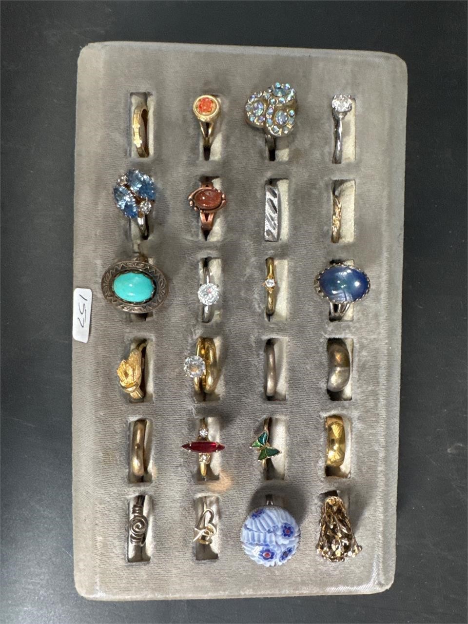 LOT OF 24 COSTUME JEWELRY RINGS IN TRAY