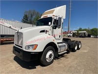 2012 Kenworth T440 Day Cab