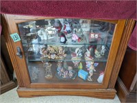 Mixed figurine's and cabinet