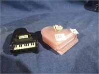 Mini pianos.