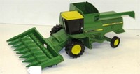 Ertl JD Titan Combine corn head, yellow top 1/16