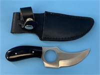 Hunting knife with buffalo horn handle, caping wit