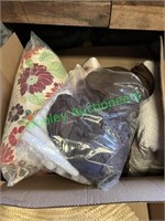 Pallet of miscellaneous items ( Pillows, Sheets,