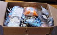 Box LOT OF JEWELRY ITEMS