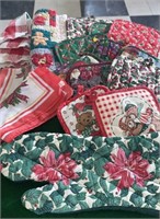 Christmas oven mitts, Pot holders, Place mats