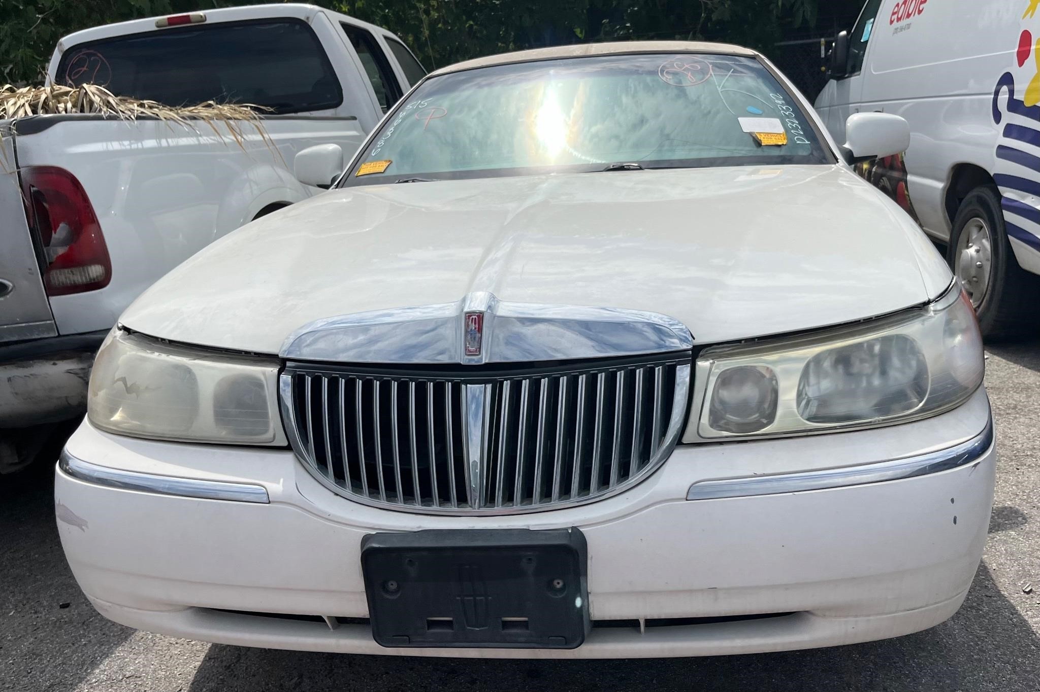 $120 KEY- SALV- POWER 2001 LINCOLN TOWN - 668386